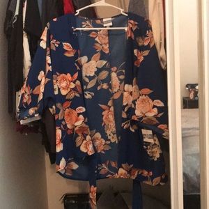 Blue floral print accent top